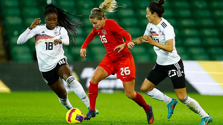 Anyomi (l.) wirbelt im DFB-Team.
