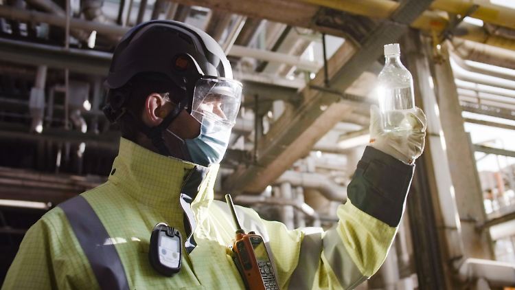 Ein Mitarbeiter von BP in Lingen mit einer Produktprobe des fertigen Biokerosin-Gemischs.