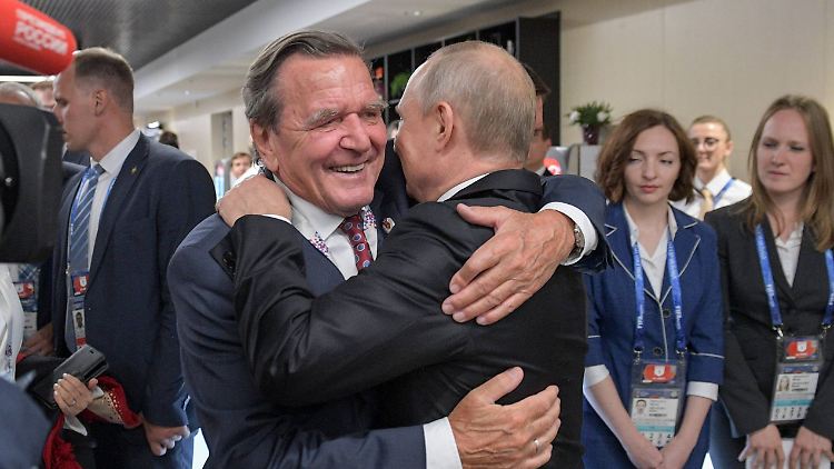 Eng umschlungen: Schröder und Putin im Juni 2018