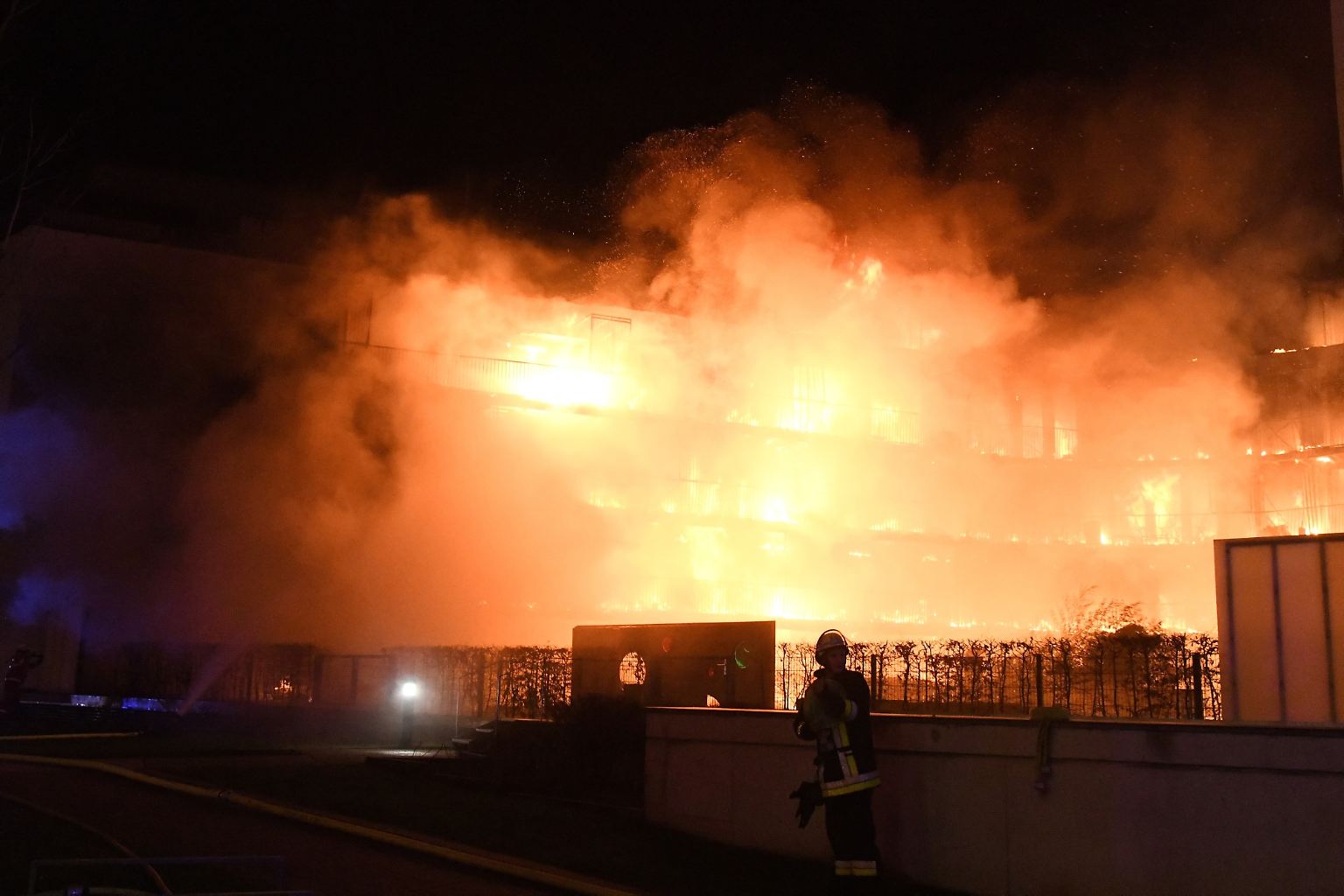 Innerhalb kürzester Zeit greifen die Flammen um sich.