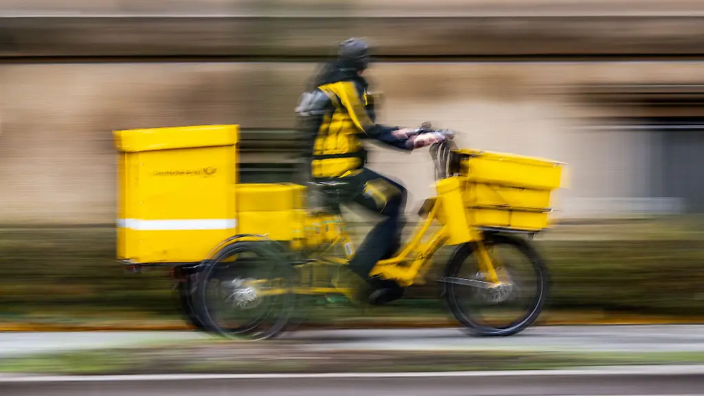 Ein-Postbote-ist-in-Dresden-unterwegs-Symbolbild