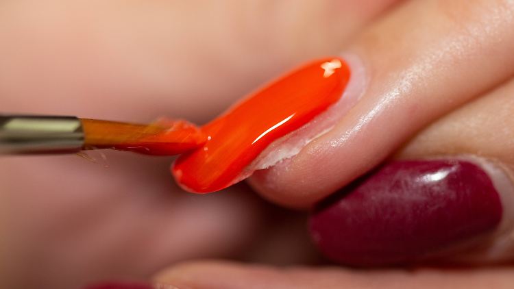Wer in einem Nagelstudio arbeitet, ist Stoffen ausgesetzt, die häufig als Weichmacher und Flammschutzmittel verwendet werden, findet eine Studie heraus.