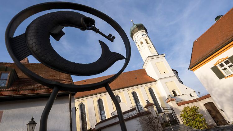 Die katholische Kirche Sankt Ägidius und das Pfarrheim im Zentrum von Garching bei München.