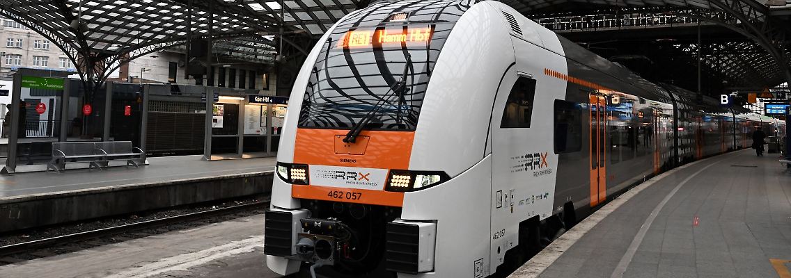 Ein RRX-Zug (Rhein-Ruhr-Express) steht im Bahnhof in Köln.