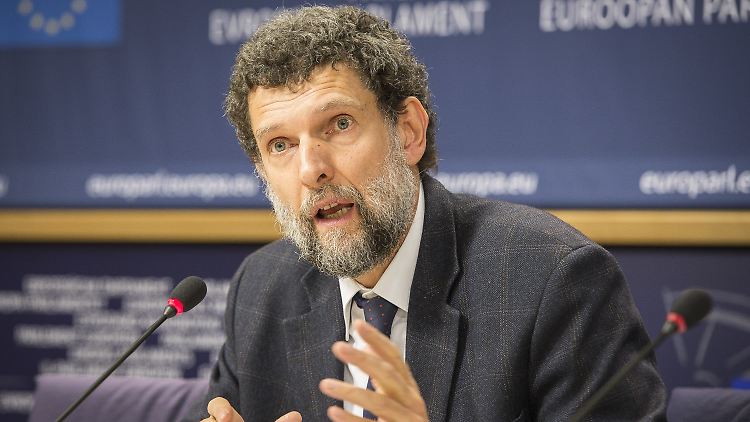 Kulturförderer Osman Kavala bei einer Pressekonferenz im EU-Parlament, bevor er in der Türkei unerwartet inhaftiert wurde. 
