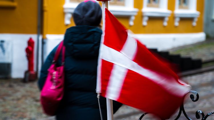 In Dänemark ist die Zahl der registrierten Covid-19-Todesfälle nach Wegfall aller Corona-Maßnahmen stark gestiegen.