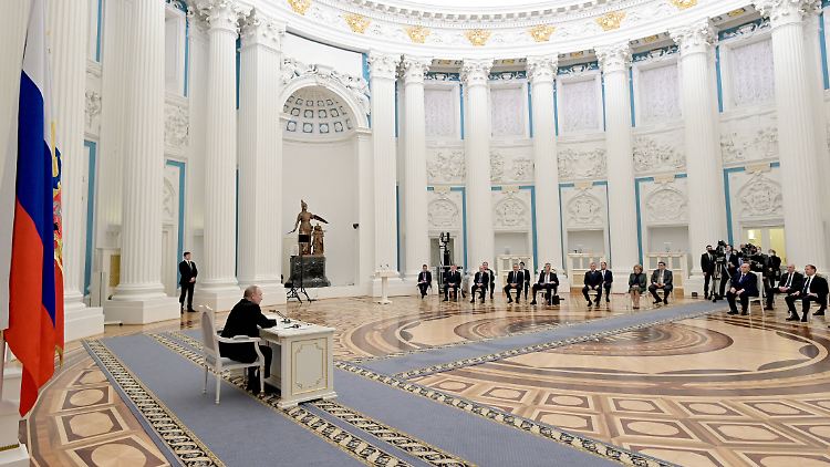 Am Montag teilte Putin - hier bei einer Sitzung seines Sicherheitsrats - mit, er wolle noch heute entscheiden, ob er die "Volksrepubliken" Luhansk und Donezk anerkennt. Danach hielt er eine lange Rede im Fernsehen und tat genau das. Es war eine neue Eskalationsstufe.