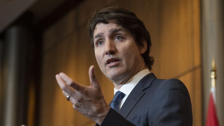 Regierungschef Justin Trudeau gibt auf einer Pressekonferenz bekannt, wie die Maßnehmen für die kommenden Wochen aussehen sollen.