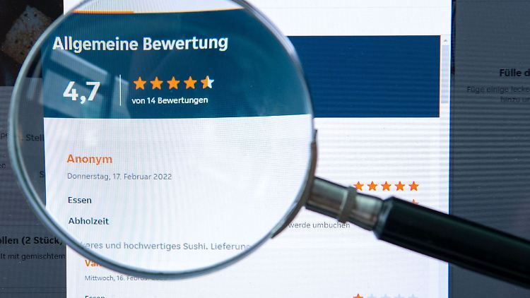 Es gibt Bewertungsportale, deren Algorithmus etwa die "hilfreichsten" Beiträge hervorhebt.