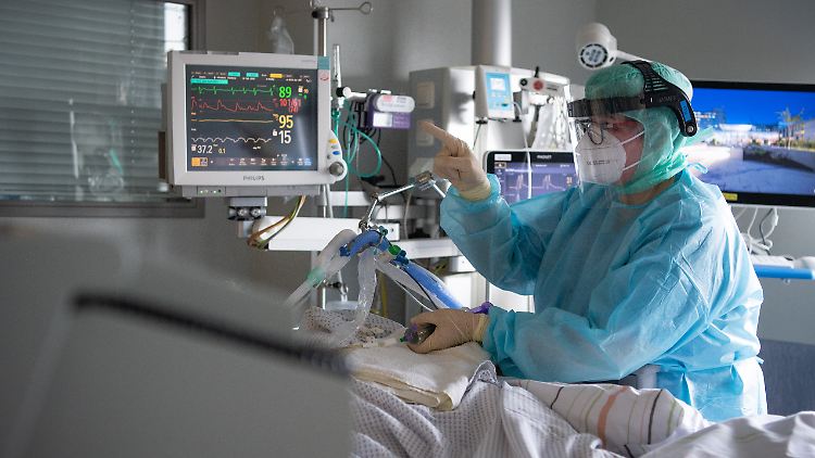 "Wir gehen gegenwärtig davon aus, dass wir bei der Intensivbelegung weiter im stabilen Bereich bleiben werden", sagt Andreas Wagener von der Deutschen Krankenhausgesellschaft.
