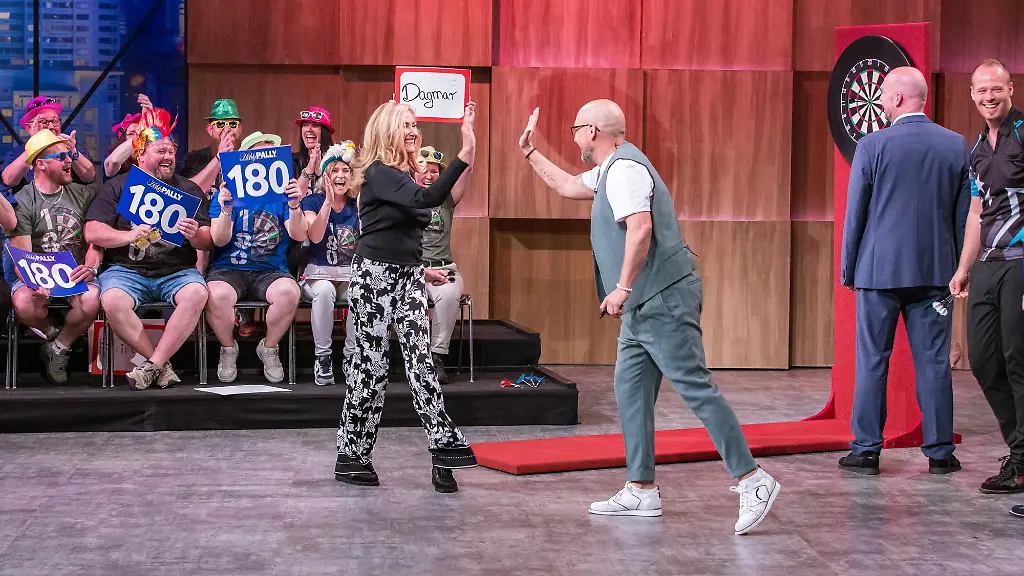 Loewin-Dagmar-Woehrl-hat-nicht-nur-beim-Darten-die-Nase-vorn