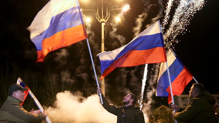 Bewohner der selbsternannten "Volksrepublik Donezk" feiern in der Nacht auf Dienstag die Anerkennung durch Russland.