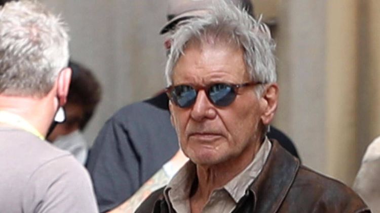 Half einem Crewmitglied aus Schwierigkeiten: Harrison Ford am Set von "Indiana Jones 5".
