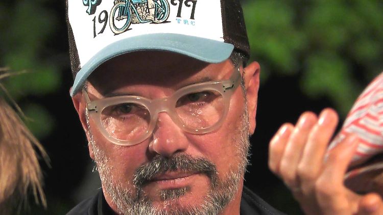 Der heute 59-jährige Alex Johlig lässt die Beziehung Revue passieren.