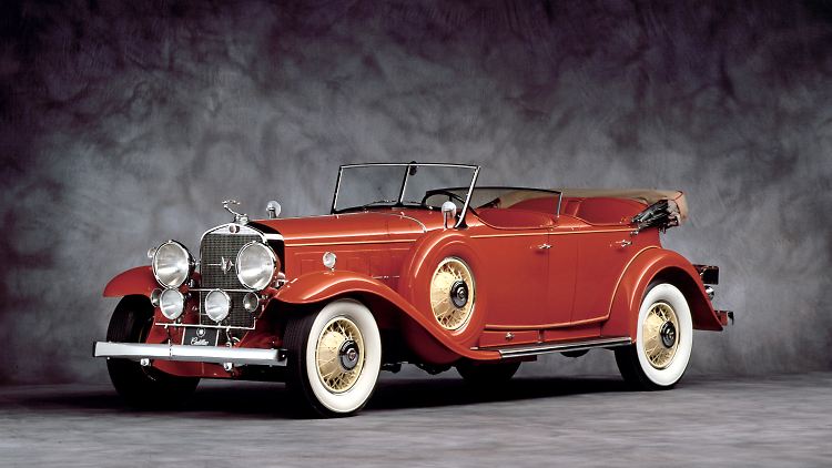Cadillac produziert mit dem Series 452 das weltweit erste Serienfahrzeug mit einem V16-Motor.