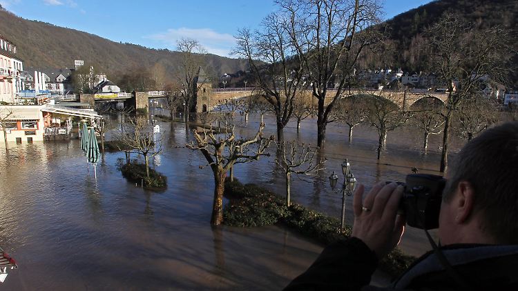 In Cochem fotografiert ein Anwohner von seinem Balkon aus das vom Hochwasser überflutete Moselufer.