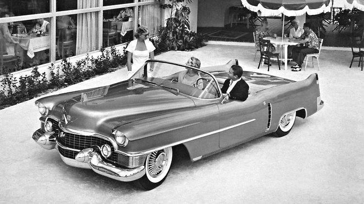 Die "Dagmars" (in Anlehnung an den Künstlernamen der TV-Schauspielerin Virginia Ruth Egnor) genannten Stoßstangenhörner debütieren 1953 im Modell Le Mans.