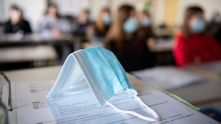 In der Schule des Sohnes der Beschwerdeführerin galt eine Masken- und Testpflicht.