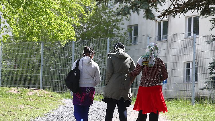 Im Jahr 2016, als die Flüchtlingskrise die öffentliche Debatte prägte, waren es noch 3500 gezählte Straftaten gegen Asylsuchende.