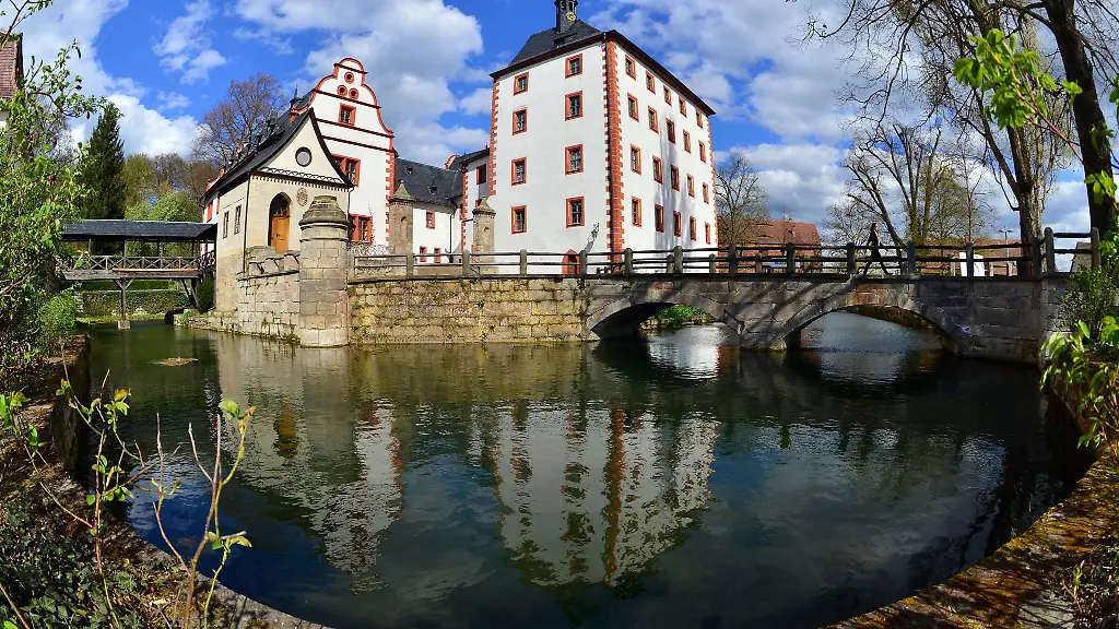 Zum-vielfaeltigen-Programm-des-Denkmaltags-in-Thueringen-gehoeren-auch-Fuehrungen-durch-Schloss-Kochberg-Das-Rittergut-mit-Schloss-und-Park-und-dem-Liebhabertheater-ist-fast-vollstaendig-erhalten