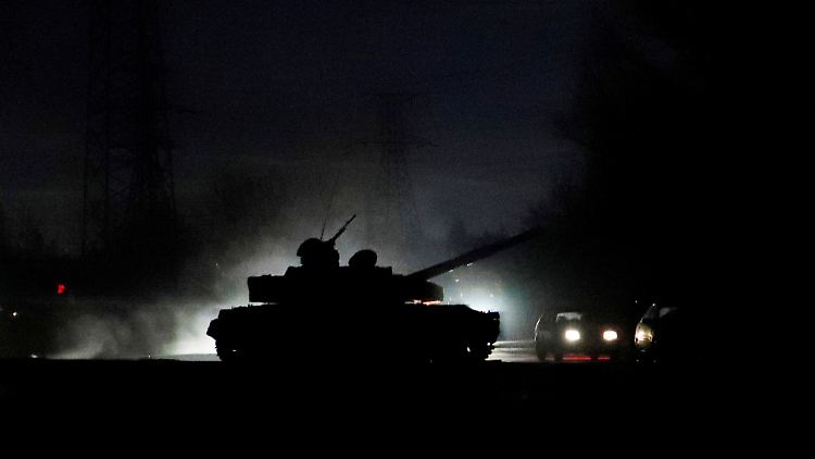 Ein Panzer auf einer Straße in Donezk - aufgenommen in der Nacht zum heutigen Dienstag. Handelt es sich um einen russischen Panzer?