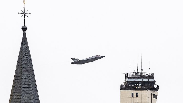 Ein F35-Kampfflugzeug der US Luftwaffe startet vom Flugplatz Spangdahlem.