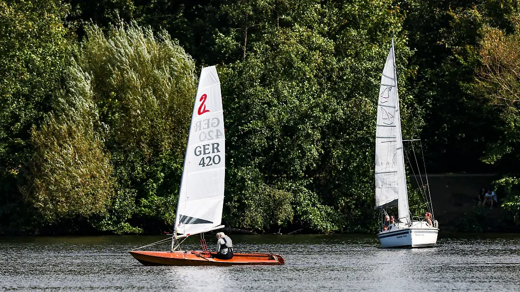 Noch-einmal-Segeln-geniessen-auf-einem-See-in-Duisburg-bevor-das-Wetter-schlechter-wird