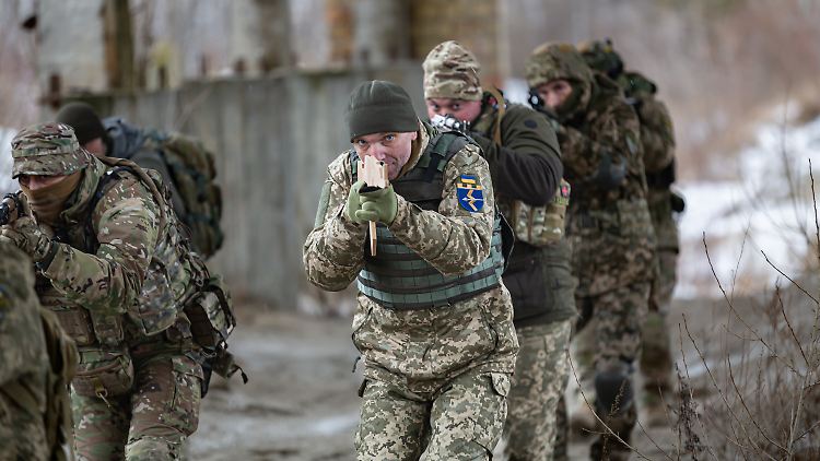 Ukrainische Reservisten trainieren zusammen mit Zivilisten den Ernstfall. 