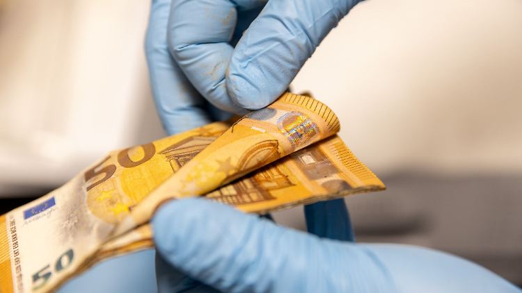 Bei vorsätzlich beschädigten Euro-Scheinen ist ein Umtausch bei der Bundesbank nicht möglich.