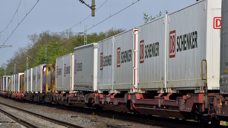 Laut Experten von FDP und Grünen sollte sich die Deutsche Bahn auf ihre Kernaufgaben in Deutschland kümmern und die Konzerntochter DB Schenker möglicherweise verkaufen. 