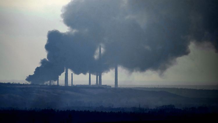 Rauch steigt aus einem Kraftwerk auf, nachdem es am Dienstag in Shchastya in der ostukrainischen Region Luhansk beschossen wurde.