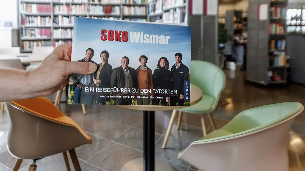 Der-beim-Hinstorff-Verlag-neu-erschienene-Reisefuehrer-fuehrt-den-Leser-an-31-Tatorte-der-Soko-Wismar-und-laesst-auch-die-Schauspieler-im-Ermittlerteam-um-Kommissar-Reuter-zu-Wort-kommen