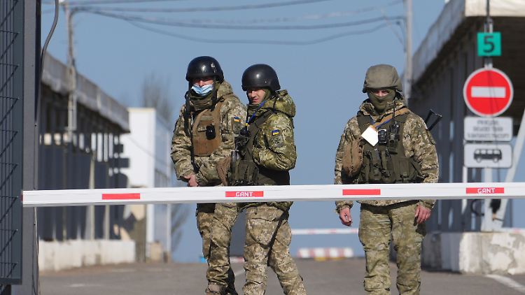 Ukrainische Grenzbeamte an einem Kontrollpunkt. Rumänien signalisierte bereits Bereitschaft zur Aufnahme von Flüchtlingen.