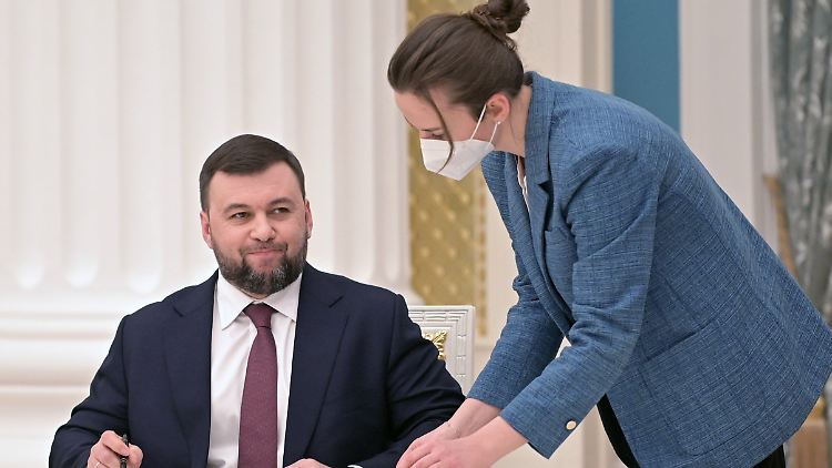 Stolz: Puschilin bei einer Zeremonie zur Anerkennung seiner Republik durch die Russische Föderation.