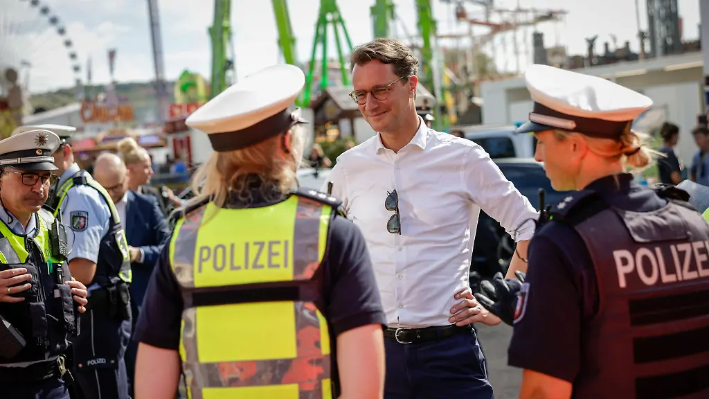 Massive-Polizeipraesenz-bei-Volksfesten-NRW-Ministerpraesident-Hendrik-Wuest-CDU-will-nicht-akzeptieren-dass-Menschen-Angst-wegen-der-Sicherheitslage-haben