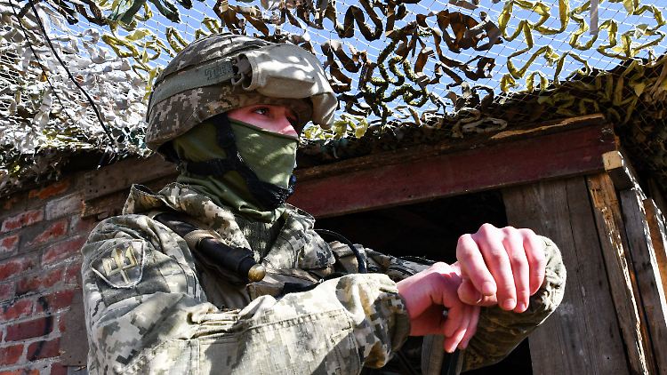 Ein ukrainischer Soldat an der Frontlinie in der Region Donezk.