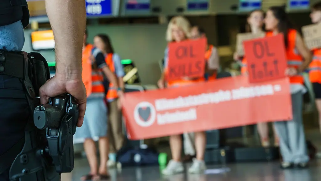 Erneut-protestieren-Klimademonstranten-in-einem-Flughafengebaeude