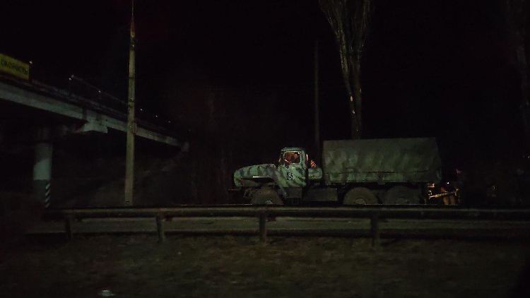 Russische Militärfahrzeuge rücken in Donezk vor.
