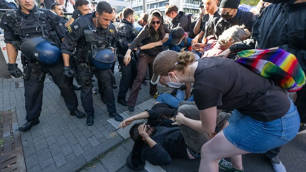 Die-hessische-AfD-bestimmt-ihre-Kandidaten-fuer-die-Bundestagswahl-2025-begleitet-von-lautstarken-Protesten