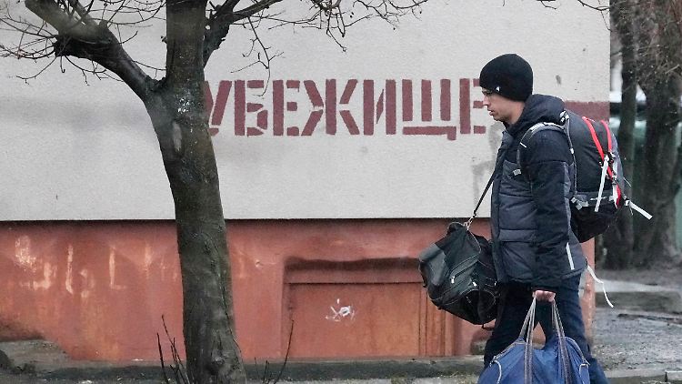 "Bombenschutzraum" steht an diesem Haus im ostukrainischen Mariupol.