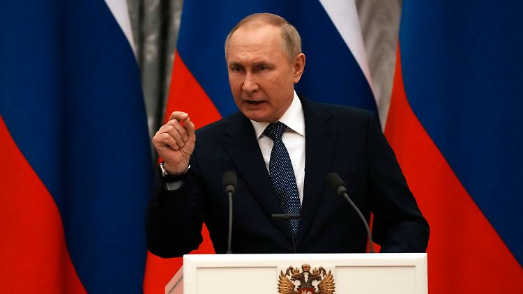 Kurz nachdem Putin eine Invasion ankündigt, sind erste Explosionen in der Ukraine zu hören.