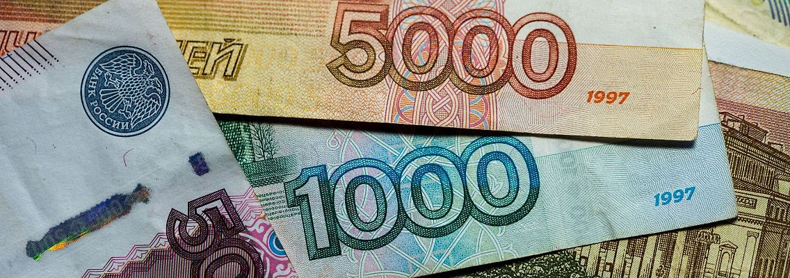 Wegen des Einmarsches Russlands in die Ukraine ist der russische Rubel auf ein Rekordtief zum US-Dollar gefallen.