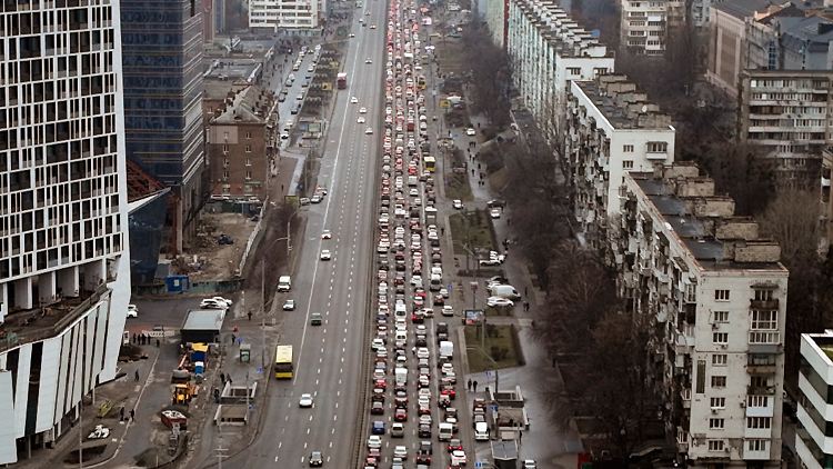 In der Hauptstadt Kiew bilden sich lange Staus.