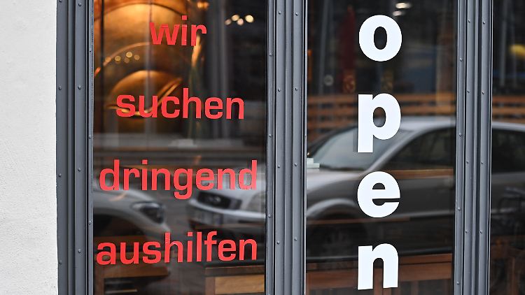 Im Vergleich zum dritten Quartal 2021 stieg die Zahl der offenen Stellen um 303.000.