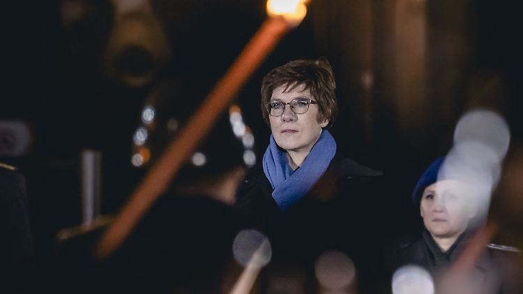Kramp-Karrenbauer beim Großen Zapfenstreich im Dezember. 