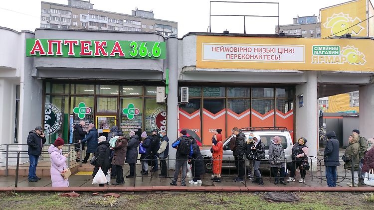 In Kiew bildeten sich Schlagen vor Tankstellen, Supermärkten und - so wie hier - Apotheken.