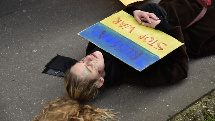 "Russland, stopp den Krieg" steht auf dem Schild einer Demonstrantin vor der russischen Botschaft in Paris.