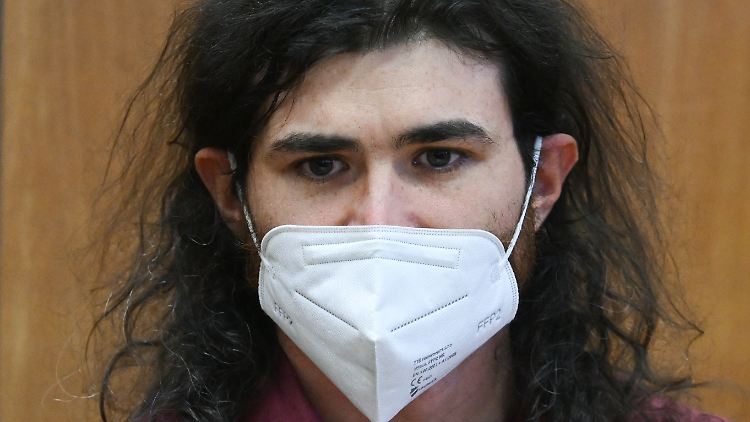 Weitere Gegenstände sind bei Franco A. sichergestellt worden. Darunter sieben Hieb- und Stichwaffen.