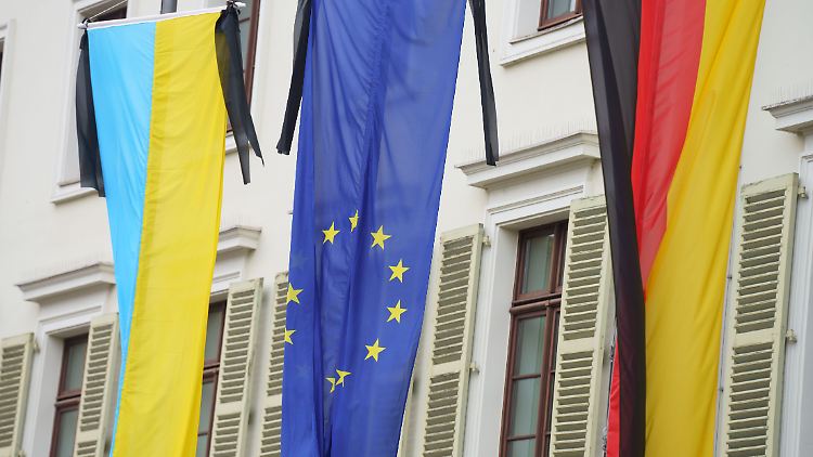 Börsen und Wirtschaft rüsten sich für turbulente Zeiten. Auf Verbraucher könnten weitere Preissteigerungen zukommen.
