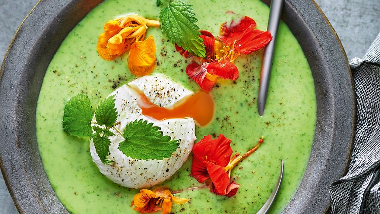 Vegetarische Küche á la Björn Freitag: Einfach und köstlich, aber durchaus besonders ist seine Brennnesselsuppe.